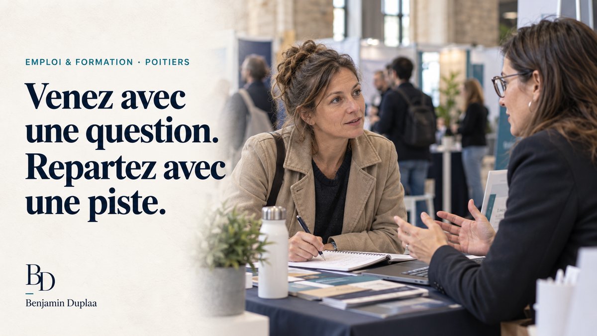 Une candidate en reconversion échange avec une recruteuse à un stand du salon, carnet ouvert et stylo en main