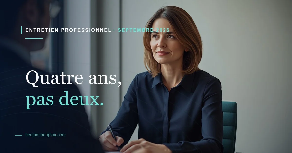 Une salariée en entretien de parcours professionnel écoute sa responsable, carnet ouvert