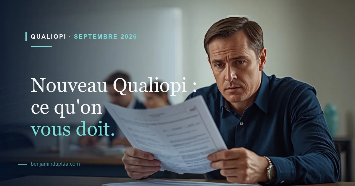 Un adulte en formation lit attentivement un document avant de signer
