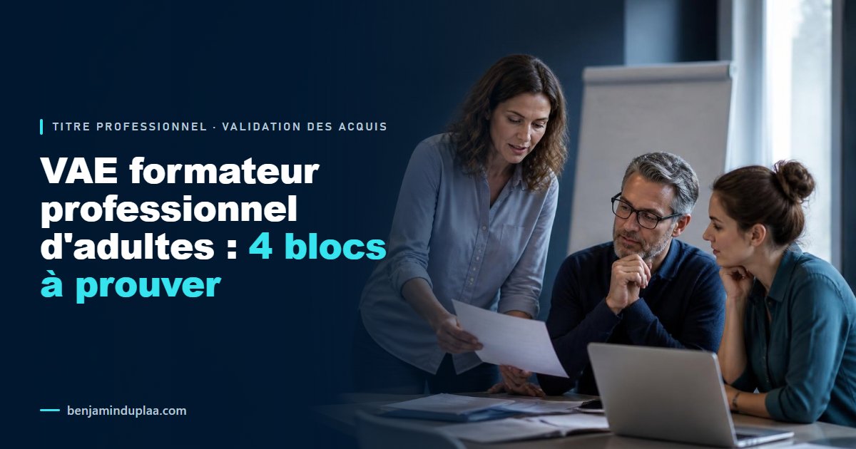 Bannière éditoriale, image générée par IA où chaque personne est une personne fictive : une formatrice debout explique un document à un homme et une femme assis devant un ordinateur, dans une salle de formation ; à gauche, sur fond bleu nuit, le titre « VAE formateur professionnel d'adultes : 4 blocs à prouver », « 4 blocs à prouver » en cyan.