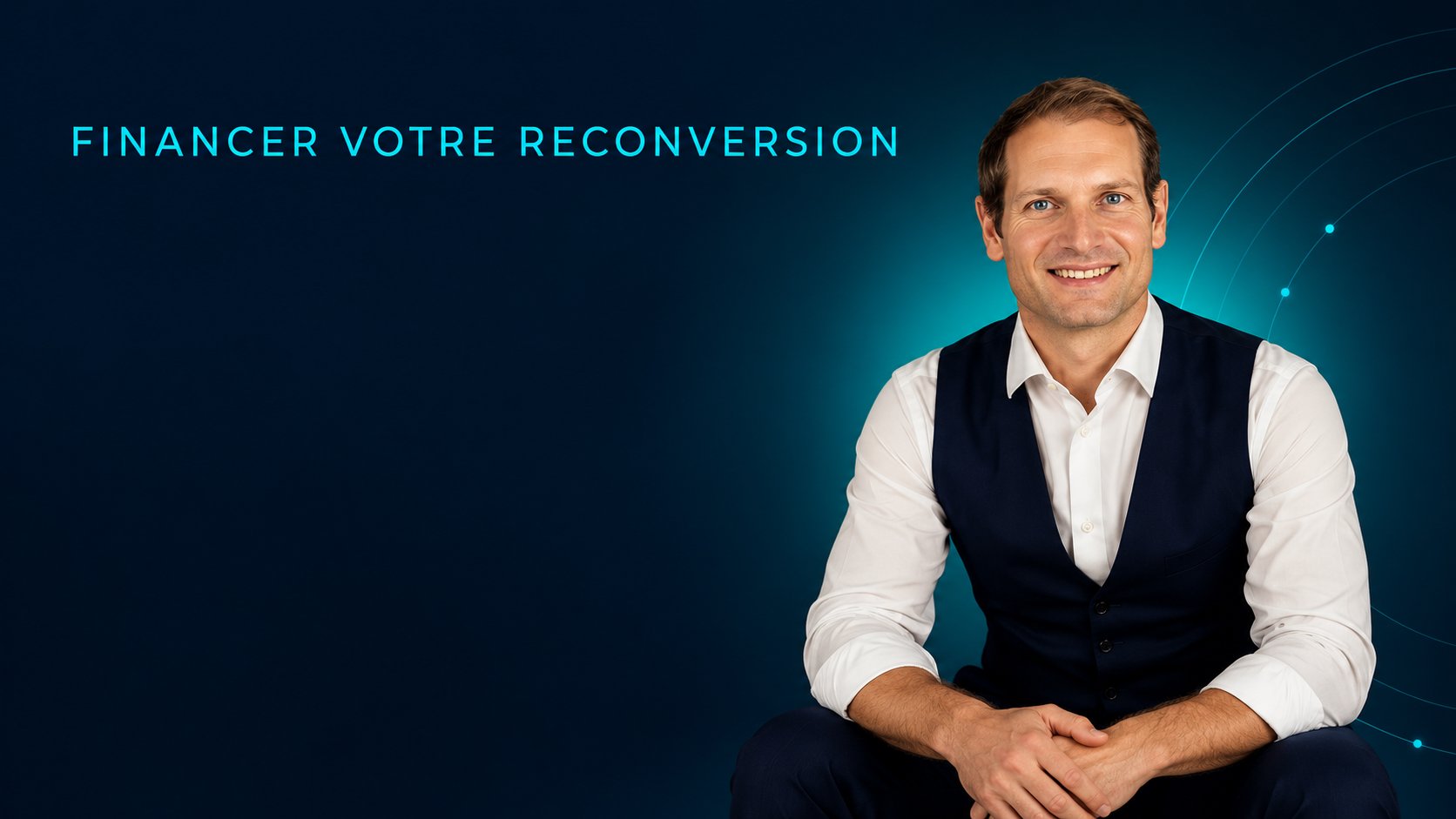 Bannière « Financer votre reconversion » : portrait souriant de Benjamin Duplaa, chemise blanche et gilet bleu marine, assis, sur fond bleu nuit éclairé de cyan.