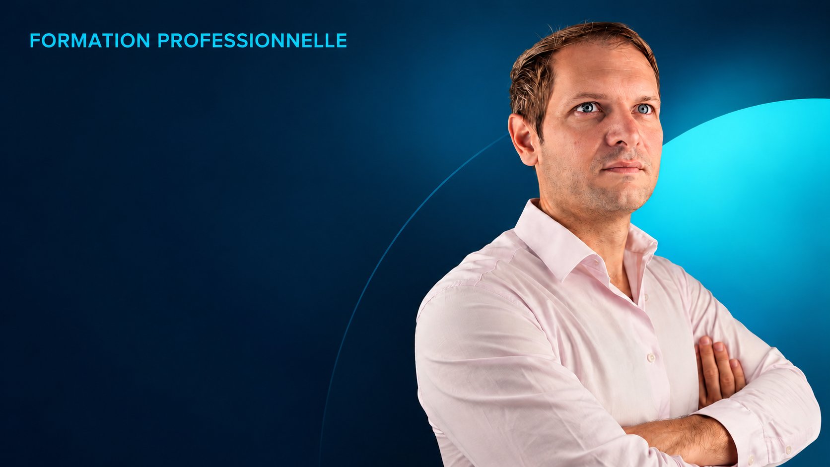 Bannière « Formation professionnelle » : portrait de Benjamin Duplaa en chemise claire, bras croisés, sur fond bleu nuit traversé d'un arc cyan.