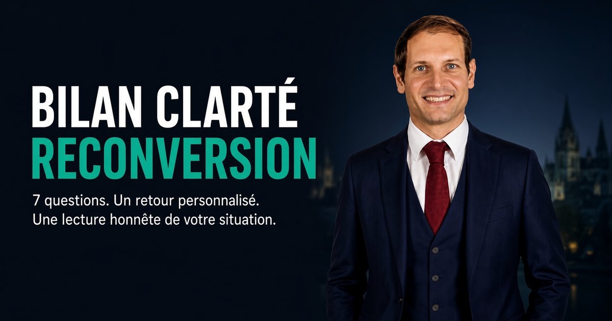 Bannière « Bilan Clarté Reconversion — 7 questions, un retour personnalisé, une lecture honnête de votre situation », Benjamin Duplaa en costume devant les flèches de Poitiers de nuit