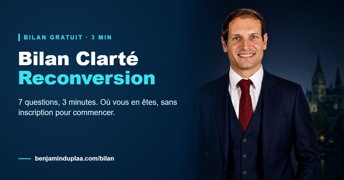 Bannière « Bilan Clarté Reconversion — 7 questions, 3 minutes, où vous en êtes, sans inscription pour commencer », Benjamin Duplaa en costume devant les flèches de Poitiers de nuit