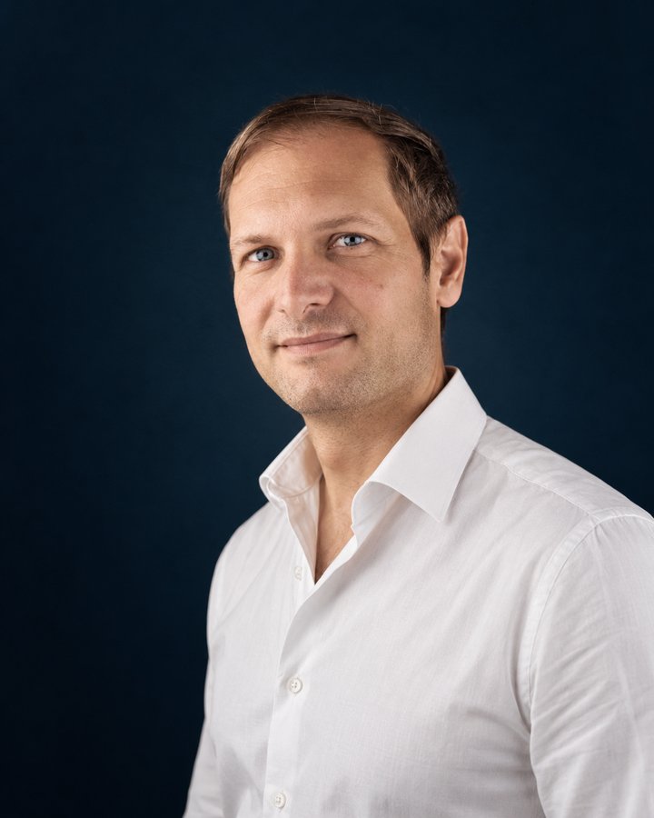 Benjamin Duplaa, directeur d’IFPA Poitiers, en chemise blanche sur un fond bleu nuit