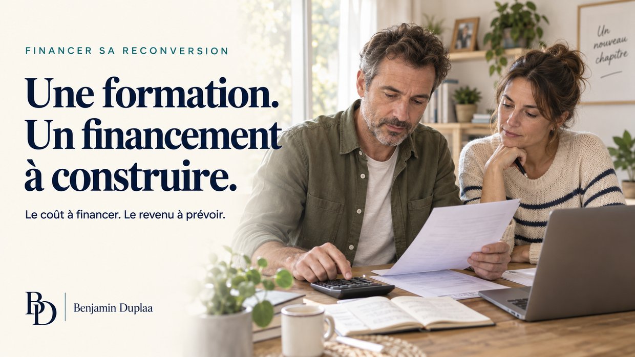 Une formation, un financement à construire : le coût à financer, le revenu à prévoir. Un couple fait ses comptes à la calculatrice devant des papiers et un ordinateur