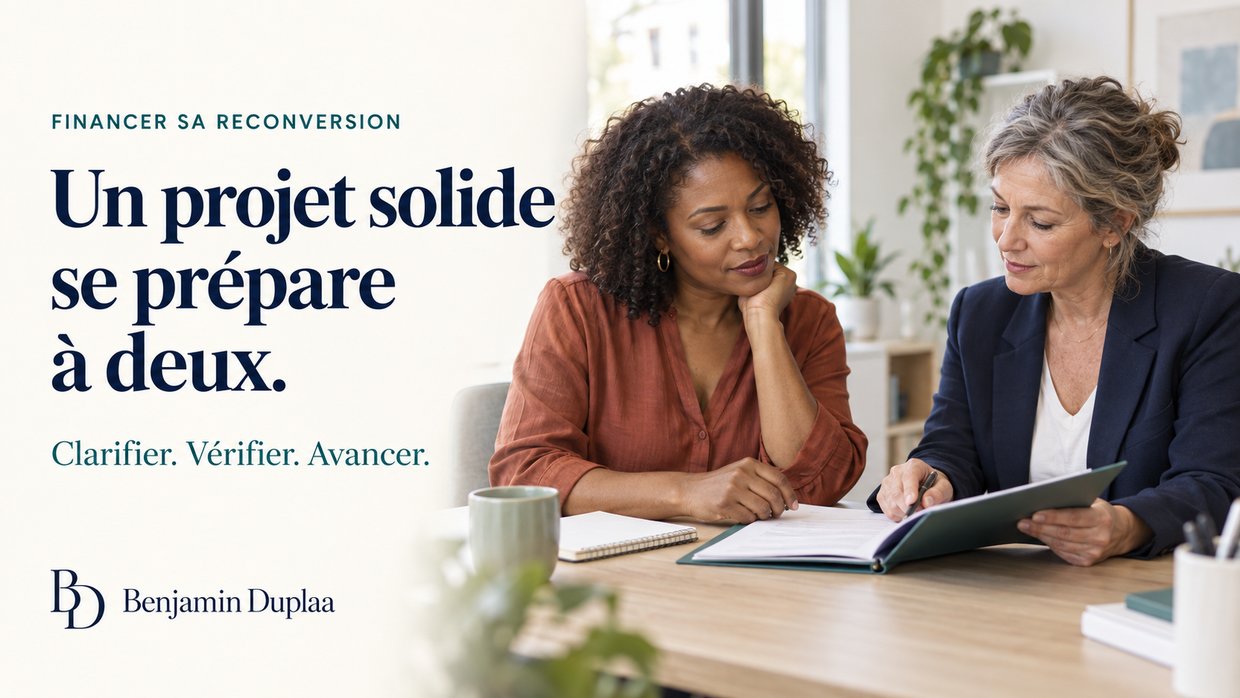 Un projet solide se prépare à deux : clarifier, vérifier, avancer. Deux femmes examinent ensemble un dossier lors d'un rendez-vous d'accompagnement