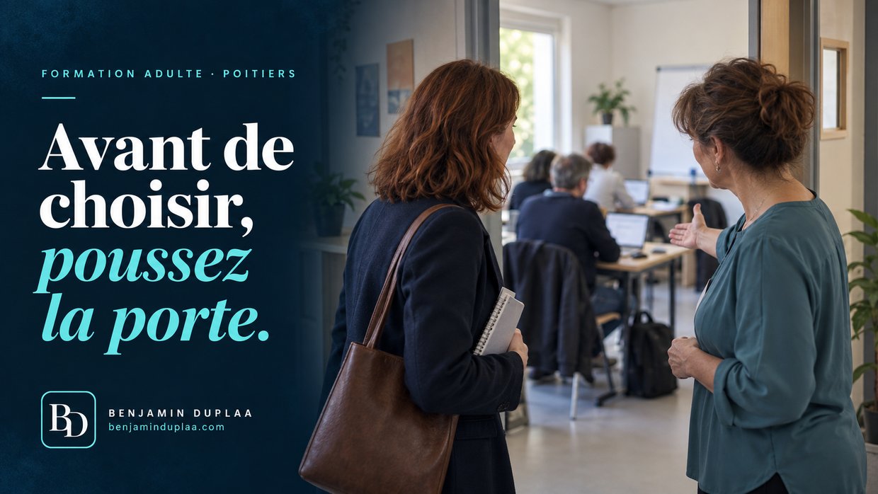 Avant de choisir, poussez la porte. Une visiteuse est accueillie à l'entrée d'une salle de formation où des stagiaires travaillent sur ordinateur