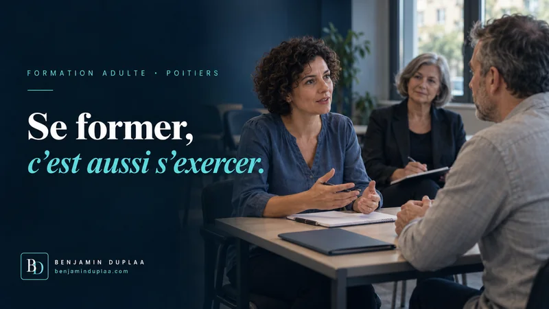 Se former, c'est aussi s'exercer. Une candidate présente son travail face à deux évaluateurs assis de l'autre côté de la table, dans une salle de centre de formation