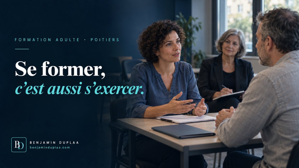 Se former, c'est aussi s'exercer. Une candidate présente son travail face à deux évaluateurs assis de l'autre côté de la table, dans une salle de centre de formation