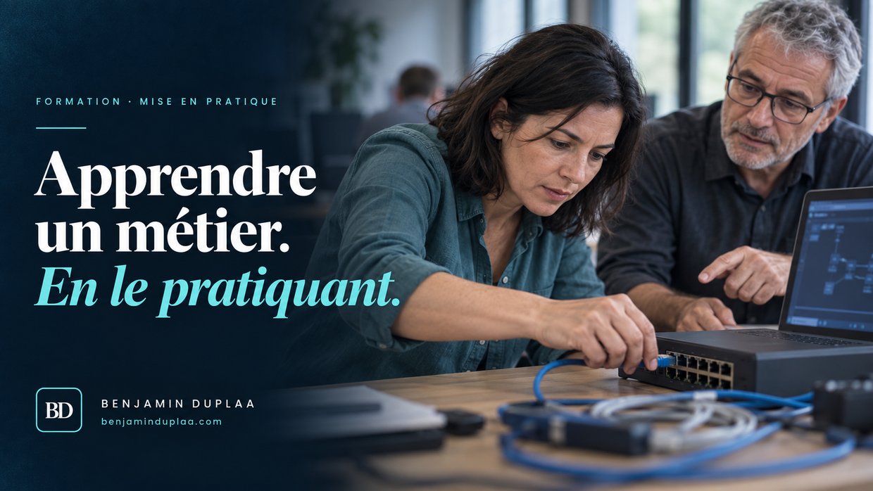 Apprendre un métier en le pratiquant. Une femme branche un câble réseau sur un commutateur pendant qu'un formateur lui montre un schéma à l'écran