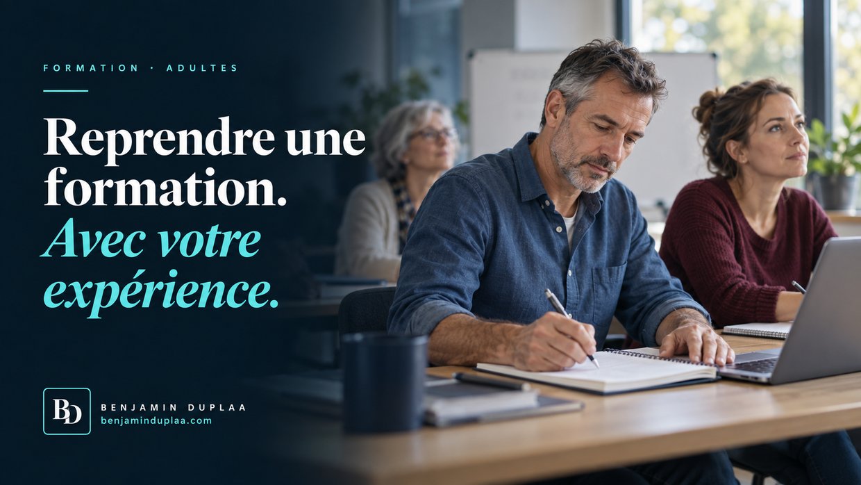 Reprendre une formation, avec votre expérience. Un homme d'une cinquantaine d'années prend des notes dans un carnet, en salle de formation avec deux autres adultes