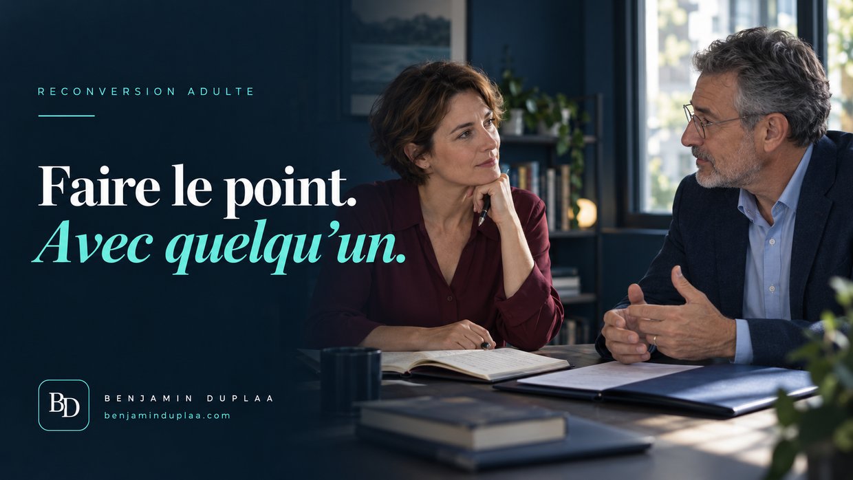 Faire le point, avec quelqu'un : reconversion adulte. Une femme et un conseiller échangent de part et d'autre d'une table, carnet et dossier ouverts