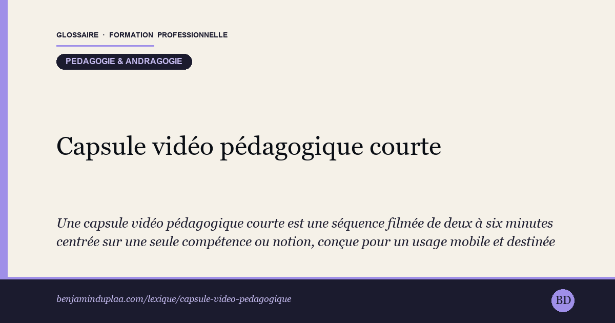 Carte du glossaire « Capsule vidéo pédagogique courte » : Une capsule vidéo pédagogique courte est une séquence filmée de deux à six minutes centrée sur une seule compétence ou notion, conçue pour un usage mobile et destinée à s'intégrer dans un parcours de formation hybride ou de micro-learning.