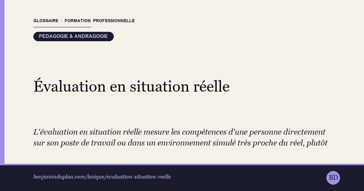 Carte du glossaire « Évaluation en situation réelle » : L'évaluation en situation réelle mesure les compétences d'une personne directement sur son poste de travail ou dans un environnement simulé très proche du réel, plutôt que par un examen théorique. C'est le moment où l'on valide ce qu'un candidat sait vraiment faire, en le mettant en action. Elle est au cœur de l'obtention d'un Titre professionnel, dont l'évaluation finale repose largement sur une mise en situation devant un jury, et elle rejoint l'esprit de la VAE. À ne pas confondre avec l'AFEST, qui est une modalité de formation : ici, il s'agit spécifiquement d'évaluer et de valider, pas d'apprendre.